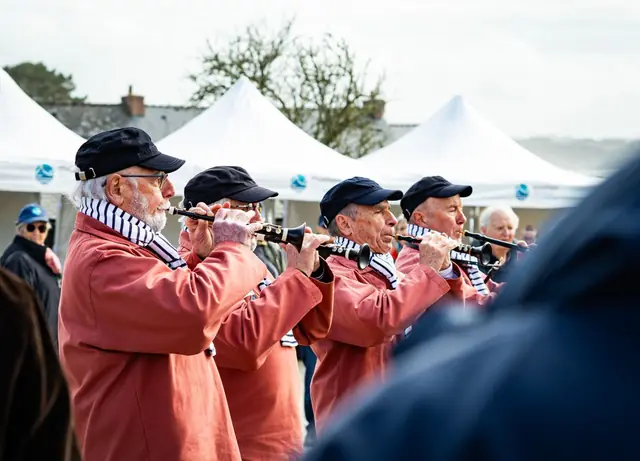 Musiciens d’un bagad en costume lors d’une fête locale