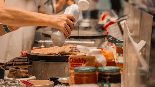 Bénévoles préparant un repas lors d’une fête locale