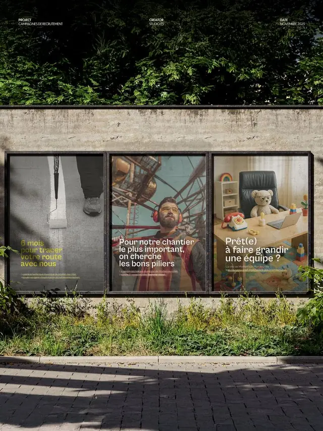 Affiches d’offres d’emploi dans un panneau de rue